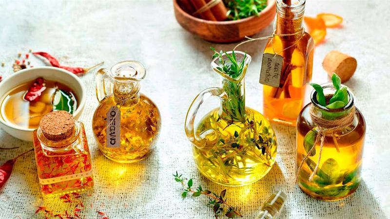 Prepara olis aromàtics per condimentar els plats