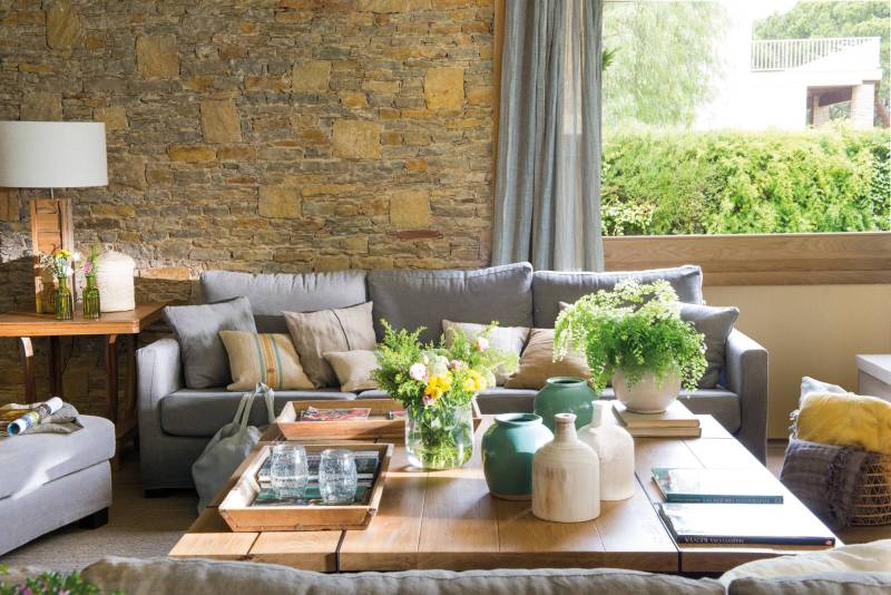 Consejos para decorar con flores la mesa del salón