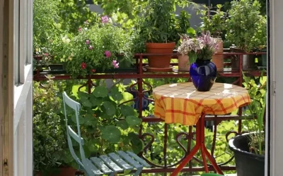 Eleva tu jardín: decora con macetas colgantes